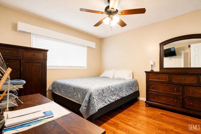 2200 Holden Way, Bakersfield, CA 93304