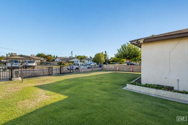 2200 Holden Way, Bakersfield, CA 93304