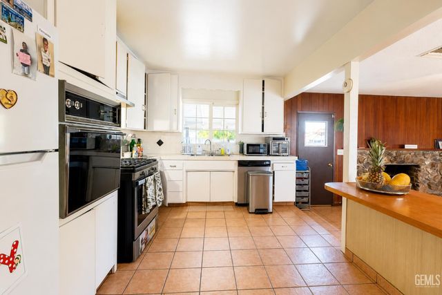 2200 Holden Way, Bakersfield, CA 93304