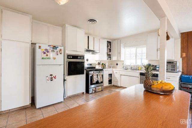 2200 Holden Way, Bakersfield, CA 93304