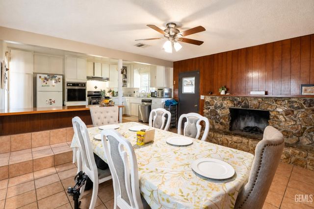 2200 Holden Way, Bakersfield, CA 93304