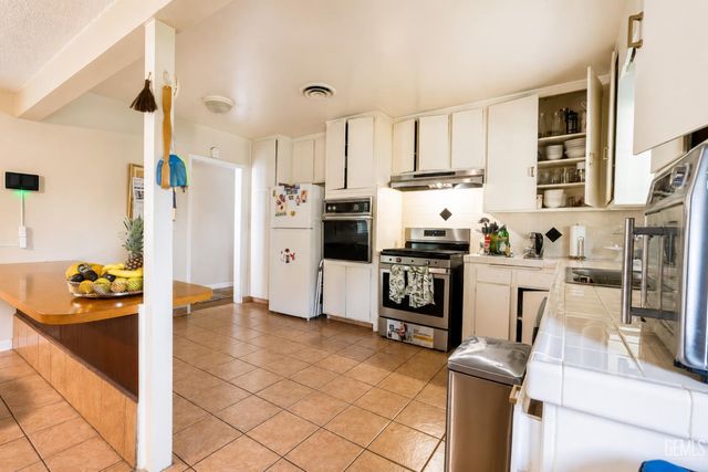 2200 Holden Way, Bakersfield, CA 93304