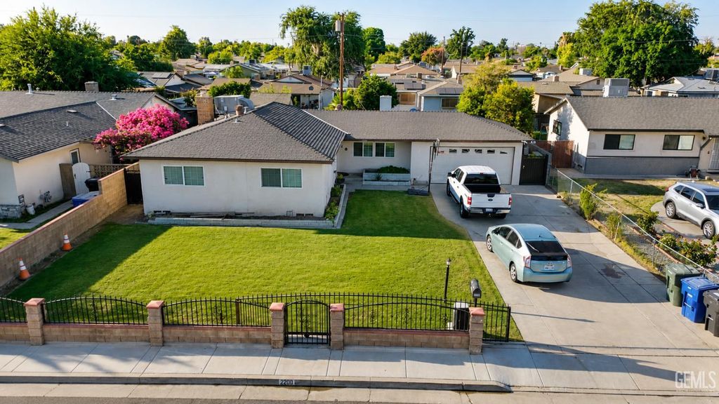 2200 Holden Way, Bakersfield, CA 93304