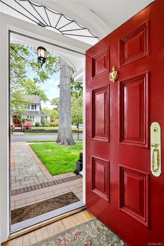 146 Onderdonk Avenue, Manhasset, NY 11030