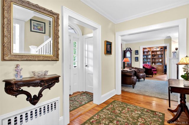 146 Onderdonk Avenue, Manhasset, NY 11030
