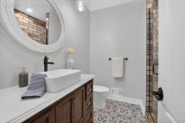2168 Wiggins Road, Fenton Charter Township, MI 48430