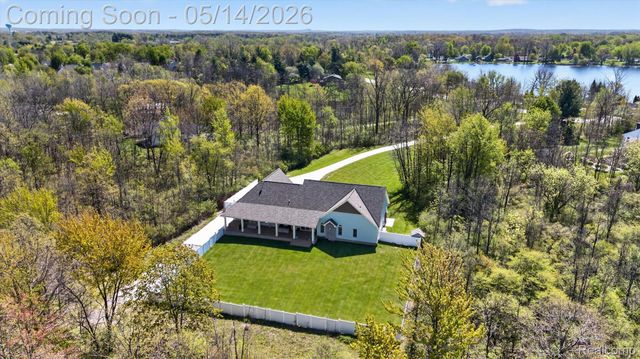 2168 Wiggins Road, Fenton Charter Township, MI 48430