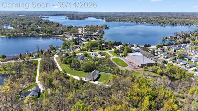 2168 Wiggins Road, Fenton Charter Township, MI 48430
