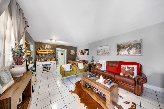 569 SW 4th St, Miami, FL 33130