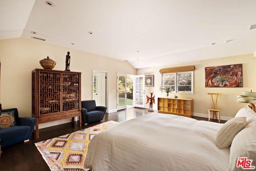 Image 18 of property listing at 1240 N Wetherly Drive, Los Angeles, CA 90069