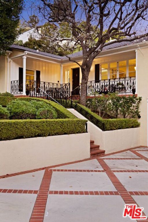 Image 4 of property listing at 1240 N Wetherly Drive, Los Angeles, CA 90069