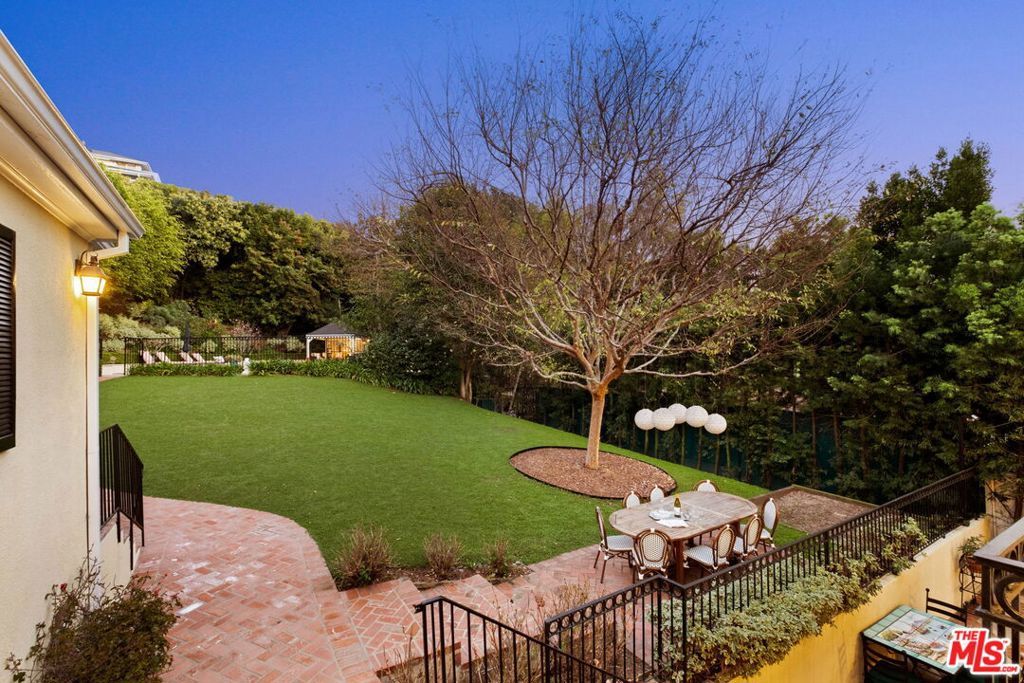 Image 6 of property listing at 1240 N Wetherly Drive, Los Angeles, CA 90069