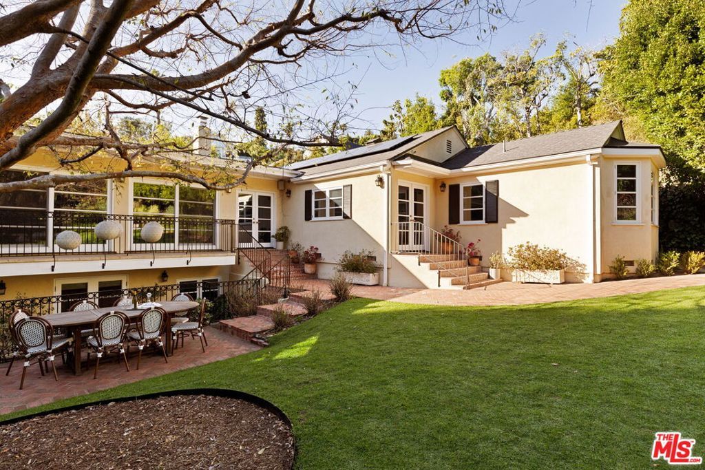 Image 7 of property listing at 1240 N Wetherly Drive, Los Angeles, CA 90069