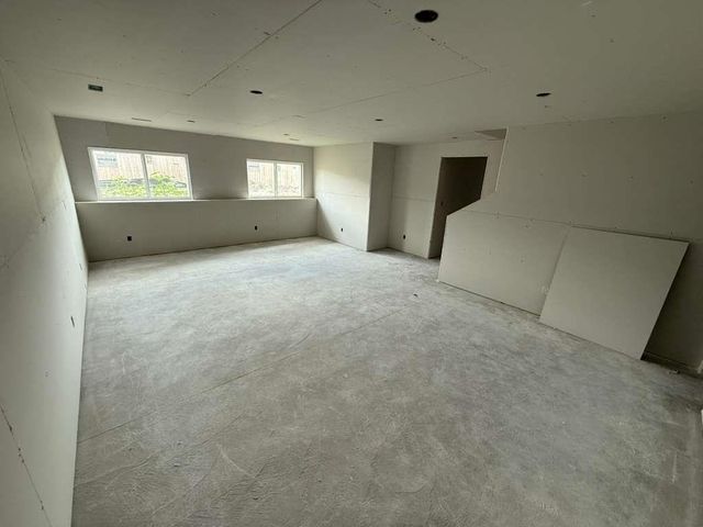 5043 N Toben Dr, Bel Aire, KS 67226