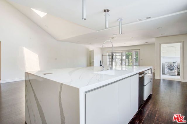 2228 Nella Vista Avenue, Los Angeles, CA 90027