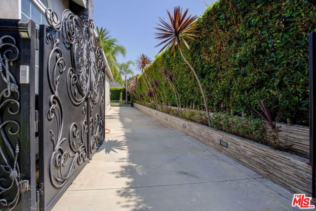 2228 Nella Vista Avenue, Los Angeles, CA 90027