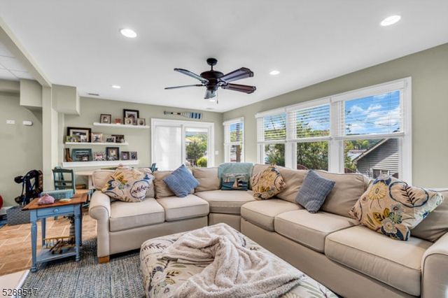 423 Lakeside Blvd, Hopatcong Boro, NJ 07843