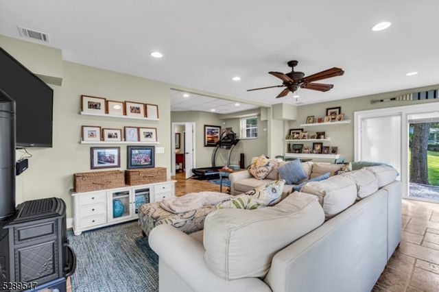 423 Lakeside Blvd, Hopatcong Boro, NJ 07843