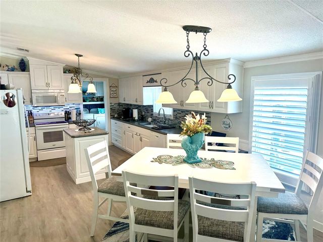 8442 COUNTY ROAD 109, Lady Lake, FL 32159