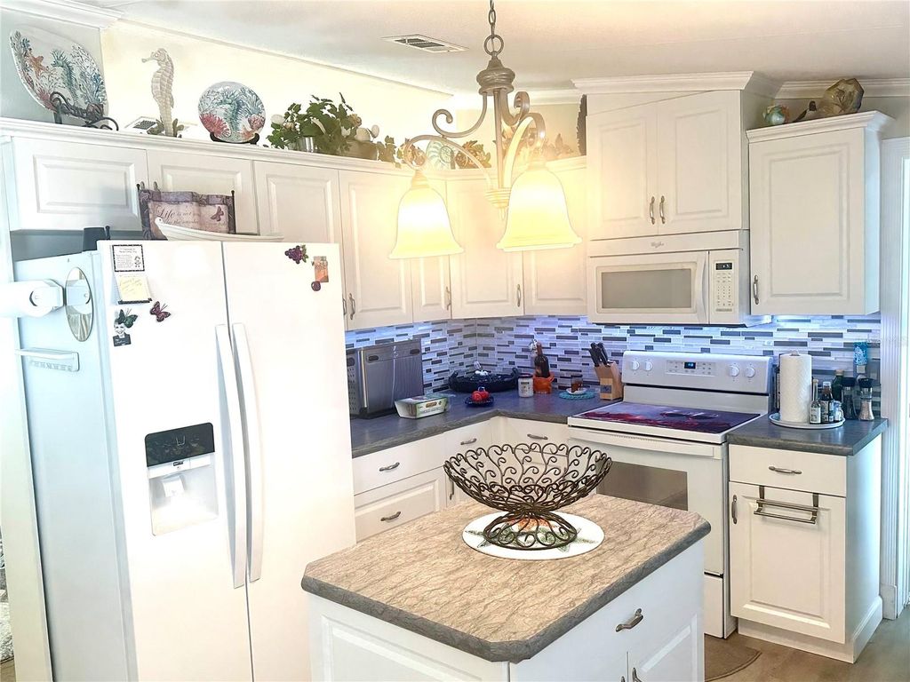 Image 15 of property listing at 8442 COUNTY ROAD 109, Lady Lake, FL 32159