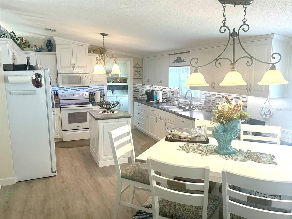 Image 17 of property listing at 8442 COUNTY ROAD 109, Lady Lake, FL 32159