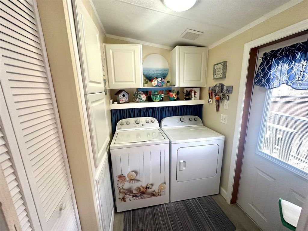 Image 32 of property listing at 8442 COUNTY ROAD 109, Lady Lake, FL 32159