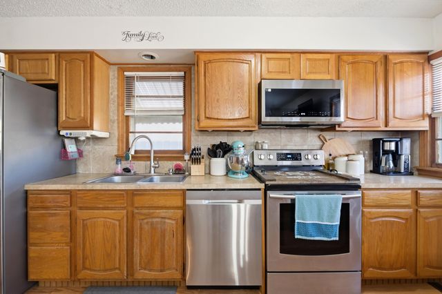 1004 Inverness Dr, Wichita, KS 67218