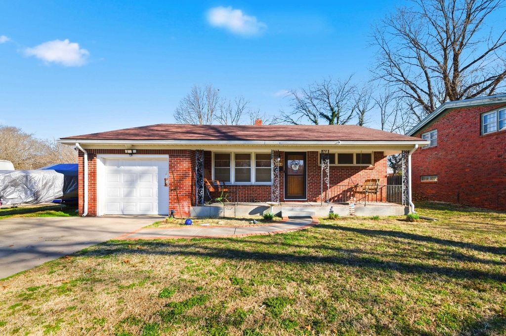 1004 Inverness Dr, Wichita, KS 67218