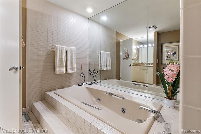 1954 Pine Ridge Court, Bloomfield Hills, MI 48302