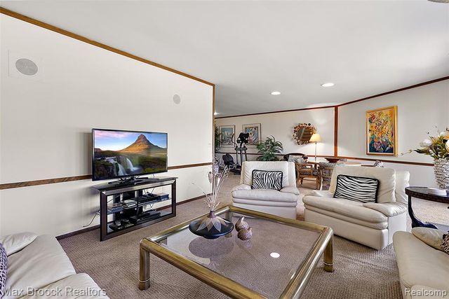 1954 Pine Ridge Court, Bloomfield Hills, MI 48302