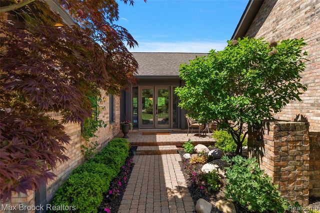 1954 Pine Ridge Court, Bloomfield Hills, MI 48302