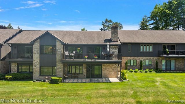 1954 Pine Ridge Court, Bloomfield Hills, MI 48302