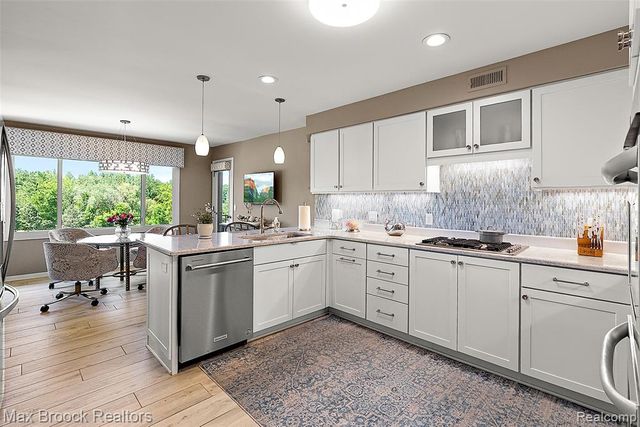 1954 Pine Ridge Court, Bloomfield Hills, MI 48302