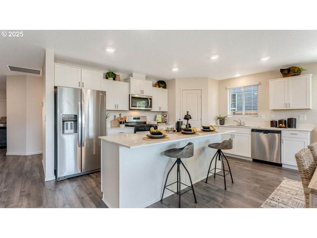 121 Greencrest St Ne, Salem, OR 97301
