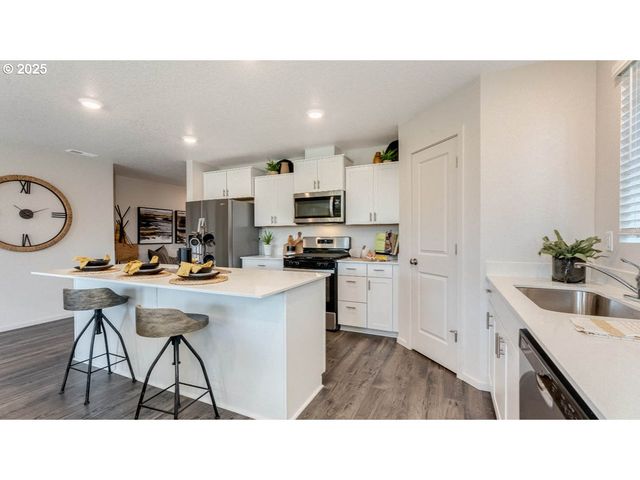 121 Greencrest St Ne, Salem, OR 97301