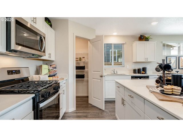 121 Greencrest St Ne, Salem, OR 97301