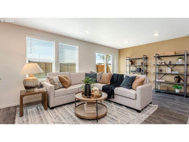 121 Greencrest St Ne, Salem, OR 97301