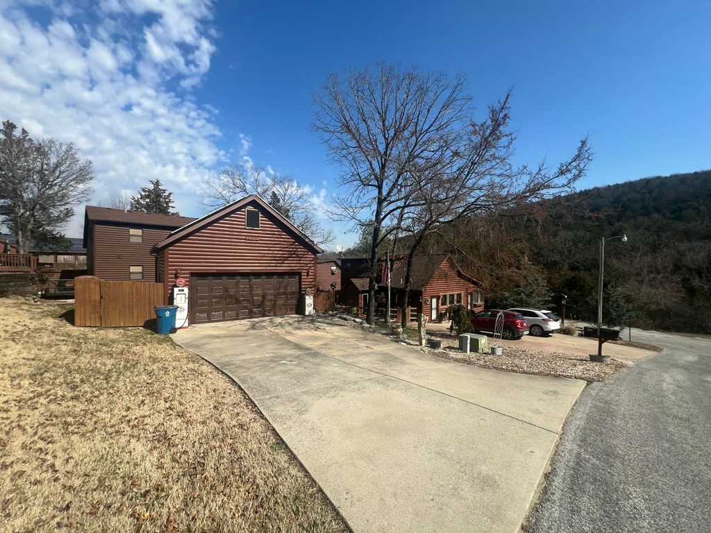 110 Pioneer Way, Hollister, MO 65672