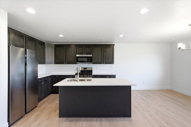 36 W 12th St, Deer Park, WA 99006
