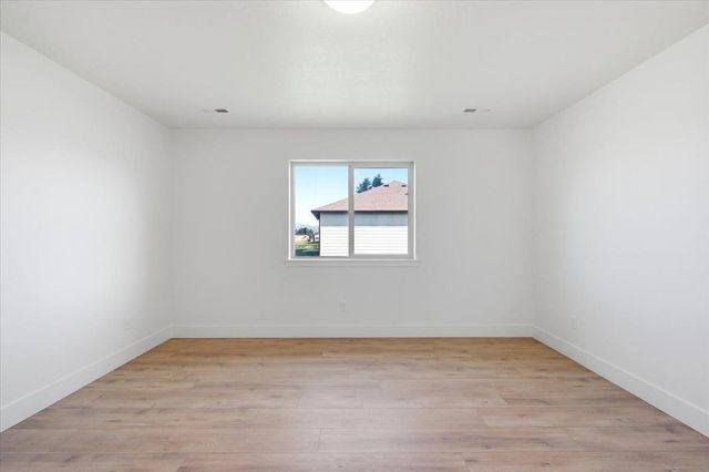 36 W 12th St, Deer Park, WA 99006
