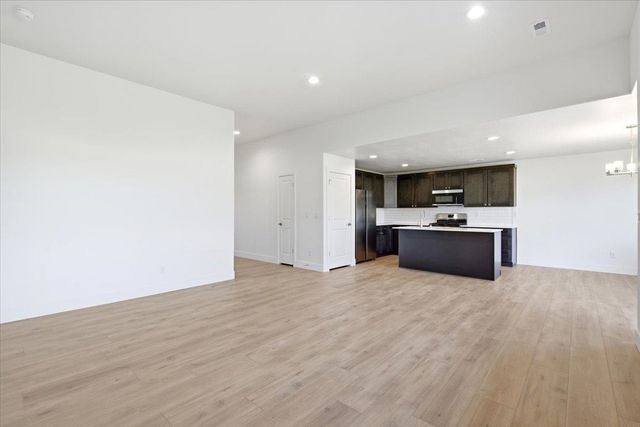 36 W 12th St, Deer Park, WA 99006