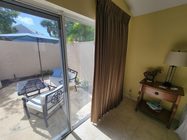 33 Selby Lane, Palm Beach Gardens, FL 33418