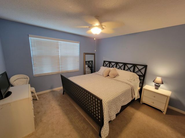 33 Selby Lane, Palm Beach Gardens, FL 33418