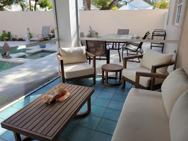 33 Selby Lane, Palm Beach Gardens, FL 33418