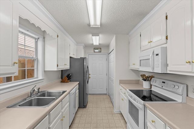 211 Princeton Dr, Dothan, AL 36301