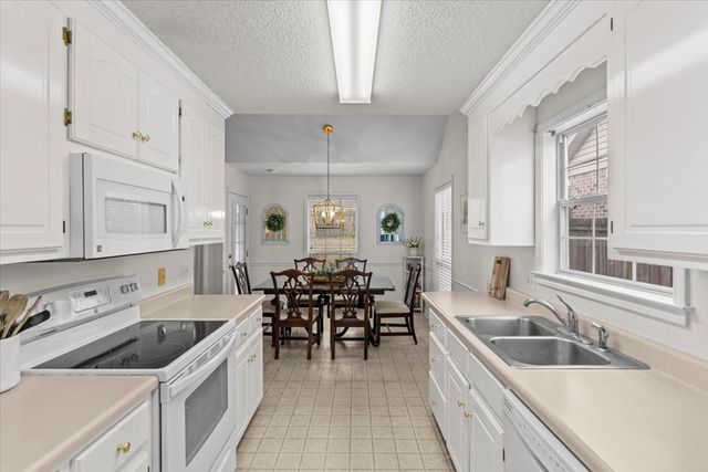 211 Princeton Dr, Dothan, AL 36301