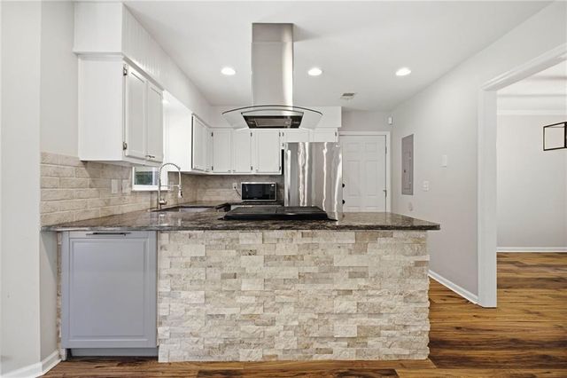 734 Creek Trail NW, Kennesaw, GA 30144