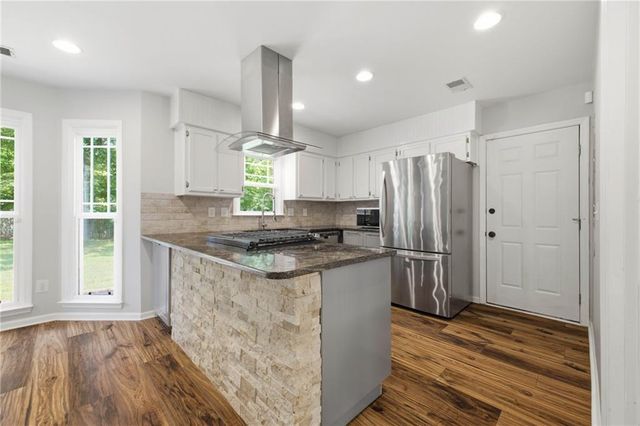 734 Creek Trail NW, Kennesaw, GA 30144