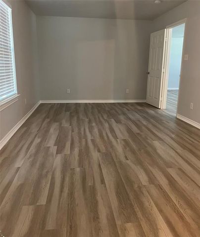 1104 E Walker Street, League City, TX 77573