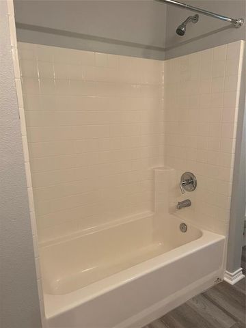 1104 E Walker Street, League City, TX 77573